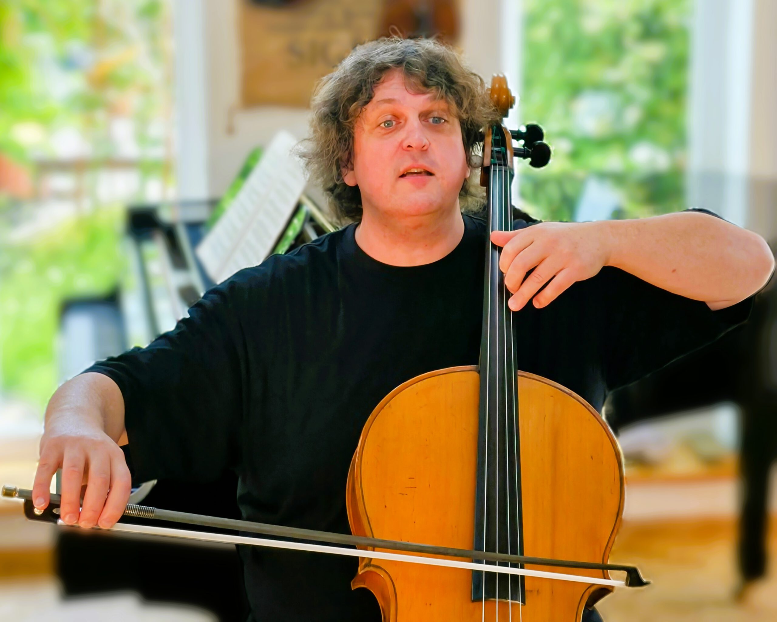 Cornelius Fauth am Cello extrovertiert Farbe 06-2025